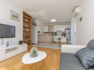 24036235-Ferienwohnung-6--300x225-1