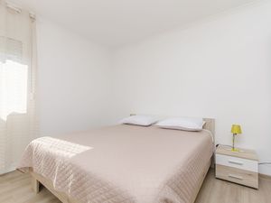 24036235-Ferienwohnung-6--300x225-3