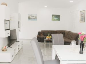 24036270-Ferienwohnung-4--300x225-2