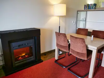 Wohn-Essbereich mit Esstisch und Kamin