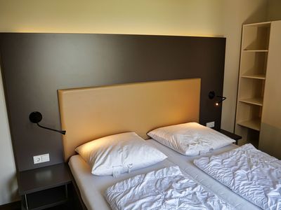 Schlafzimmer mit Doppelbett