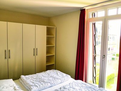 Schlafzimmer mit Doppelbett und Kleiderschrank