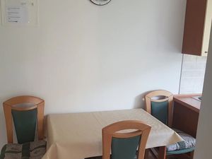 24036218-Ferienwohnung-2--300x225-5