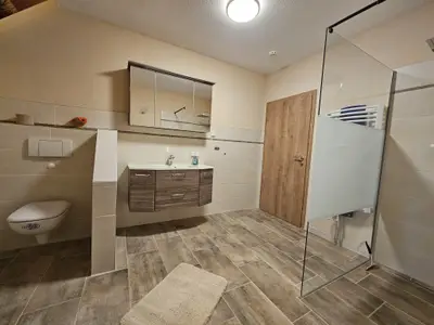 Bad mit WC und Dusche