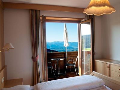Schlafbereich. Schlafzimmer mit Blick in den Süden Südtirols