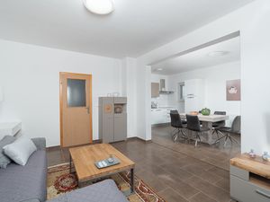 24044780-Ferienwohnung-5--300x225-4