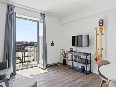 Wohn-Essbereich mit Couch und Flatscreen-TV