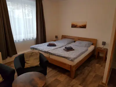 Zimmer 5 - Das Zimmer liegt im Erdgeschoss