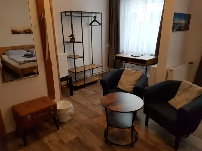 Zimmer 5 - Das Zimmer liegt im Erdgeschoss
