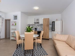 24047594-Ferienwohnung-2--300x225-1