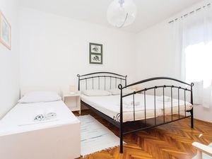 23732977-Ferienwohnung-8--300x225-4