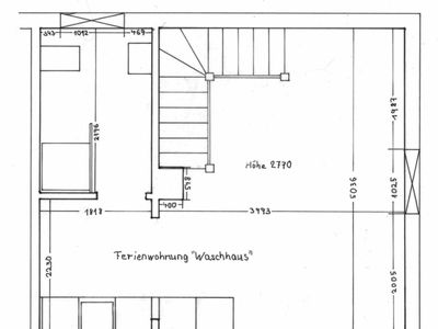 Der Parterre-Grundriss mit Wohnzimmer, offener Küche und Bad