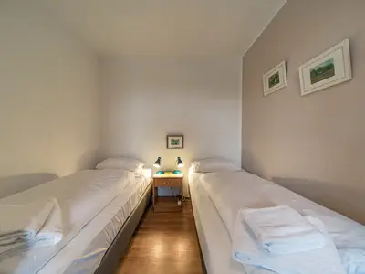 Schlafzimmer mit zwei Einzelbetten