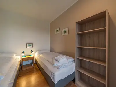 Schlafzimmer mit zwei Einzelbetten