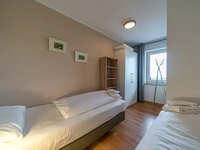 Schlafzimmer mit zwei Einzelbetten