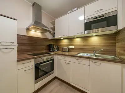 Küchenzeile mit Backofen