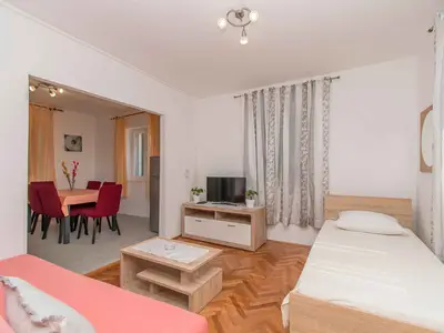 Ferienwohnung für 6 Personen (72 m²) in Krapanj 3/10