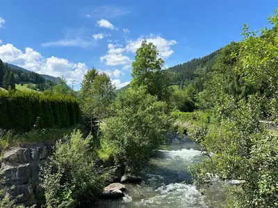 Bach neben dem Haus