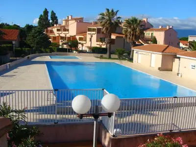 Blick auf den Pool von der Terrasse