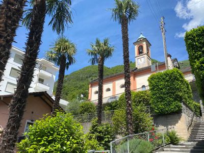 Blick vom Hauseingang zur Kirch