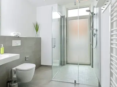 Badezimmer mit Dusche, WC und Waschtisch