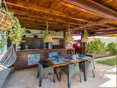 Veranda mit Grill, Gasgrill und Holzofen
