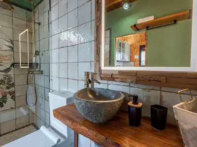 Badezimmer mit Dusche
