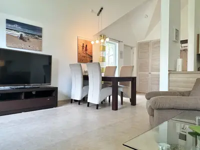 Wohn-Essbereich mit Couch und Flatscreen-TV