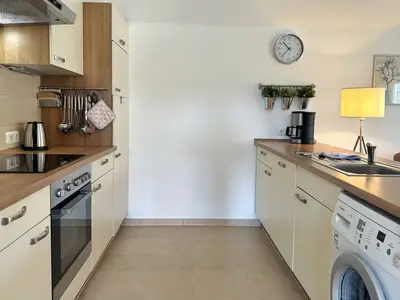 Küchenzeile mit Backofen