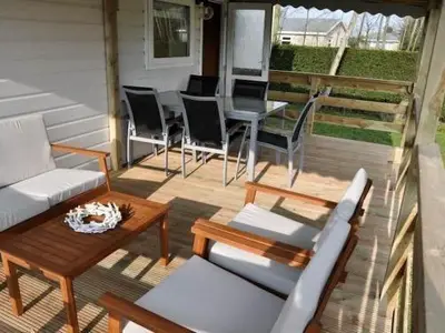 Gemütliche überdachte Veranda eins der beiden Chalets