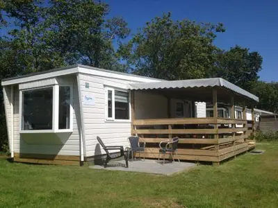 Eins der beiden Chalets mit großer überdachter Veranda