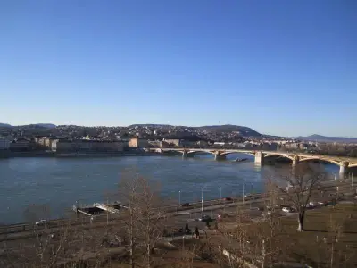 Donau und Margareten Brücke