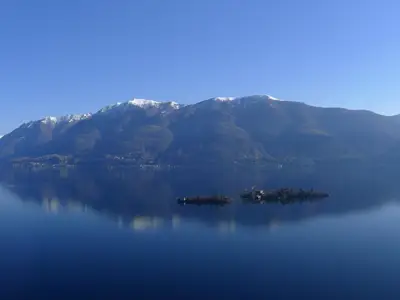 Ausblick vom Balkon über die Brissago-Inseln und zum Gambarogno