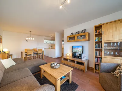 Wohn-Essbereich mit Couch und Flatscreen-TV