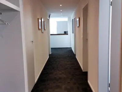 Grosszügiger Eingangsbereich mit Garderobe und vielen Einbauschränken