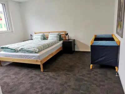 Schlafzimmer 1, Doppelbet und Platz für Zustellbett oder Babybettchen