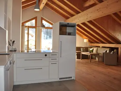 Küche mit Blick in den Wohnbereich und zum Esstisch