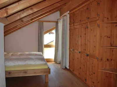 Schlafzimmer 1 mit anschliessendem Haupt-Badezimmer