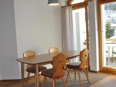 Essplatz mit Zugang zum Balkon