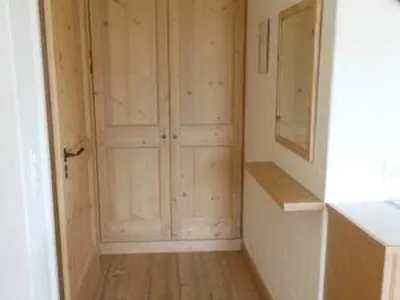 Eingang mit Garderobe (innen)