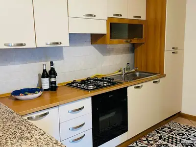 Küche mit Herd, Kühlschrank und Backofen