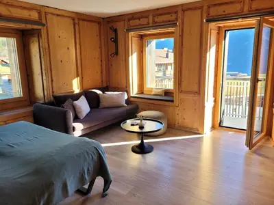 Wohn- / Schlafzimmer mit Zugang zum eigenen Balkon