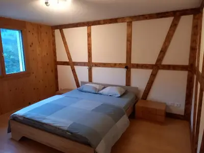 Schlafzimmer mit Doppelbett