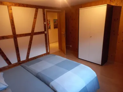 Schlafzimmer mit Doppelbett