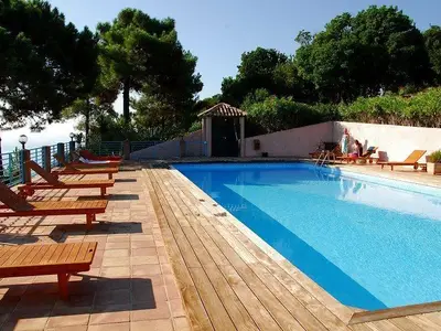 Sonnenbaden am Pool