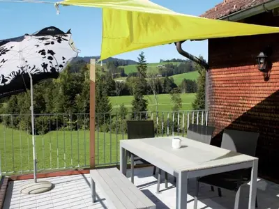 Gemütlich die Abendsonne auf dem grosszügigen Balkon geniessen und den Blick auf die unverbauten sanften Hügel richten. 