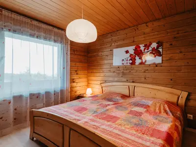 Schlafzimmer mit Doppelbett