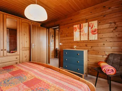 Schlafzimmer mit Doppelbett