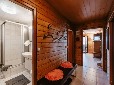 Flur und Blick ins Badezimmer