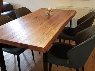 Esstisch aus originalen Eichenbalken in der eigenen Tischlerei gefertigt